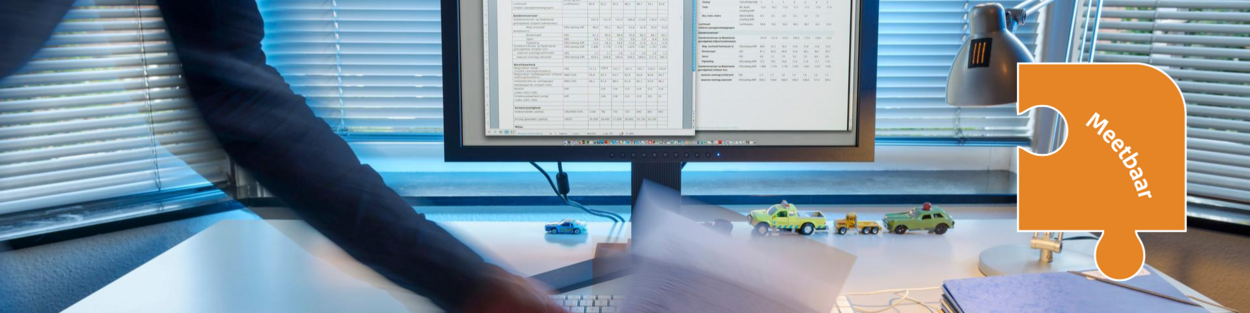Sfeerbeeld van een persoon achter een desktop aan het werk. Puzzelstuk toegevoegd met daarin de tekst: meetbaar